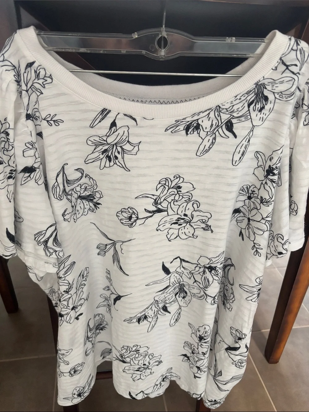 Jane & Delancey Women's White Black Floral V-Neck Blouse size 1 x